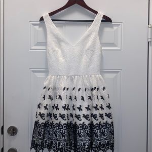 BEBE - DRESS - SHIMMERING WHITE & BLACK - SIZE 2
